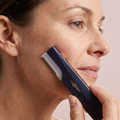 AvelineCare SonicGlow Pro – sonic dermaplaner med ladedok